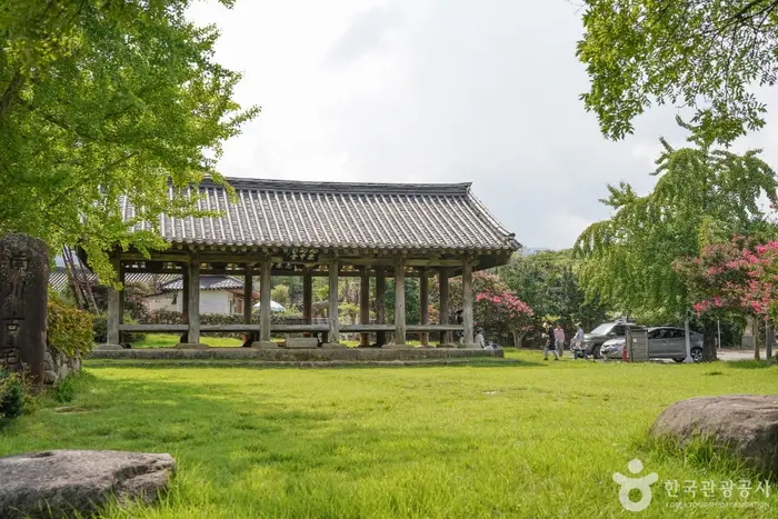 한밤마을 돌담길 · 관광지