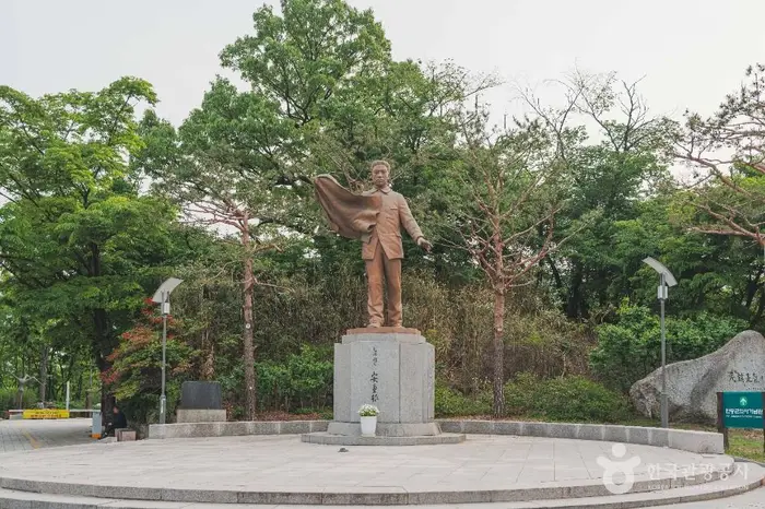 안중근의사 동상 · 관광지