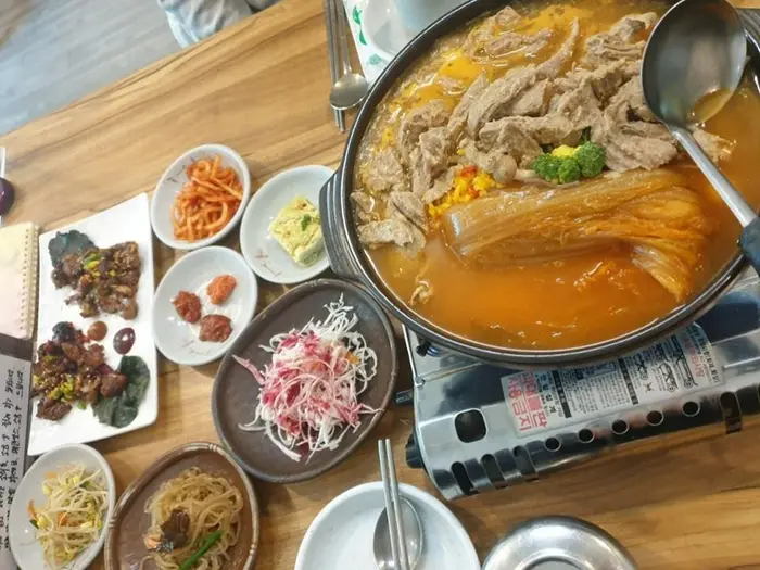 군봉묵은지김치찜 · 음식점