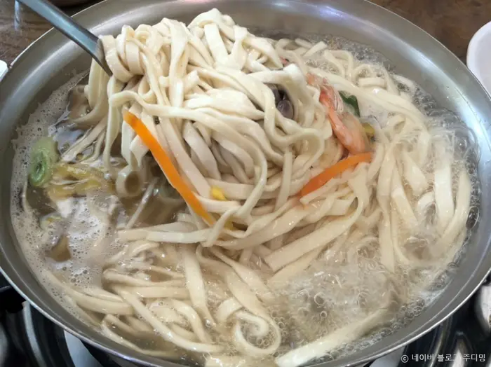 장수홍두깨즉석칼국수 · 음식점