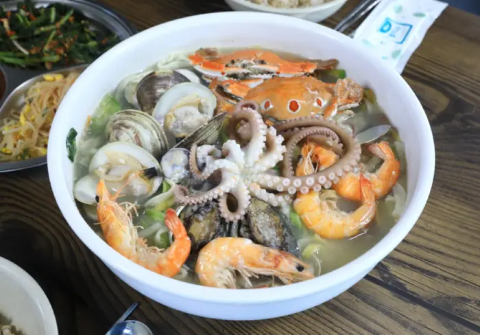 옛날보리밥삼색칼국수 · 음식점