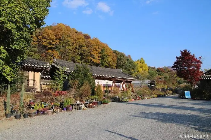 충주 최응성 고가 · 관광지
