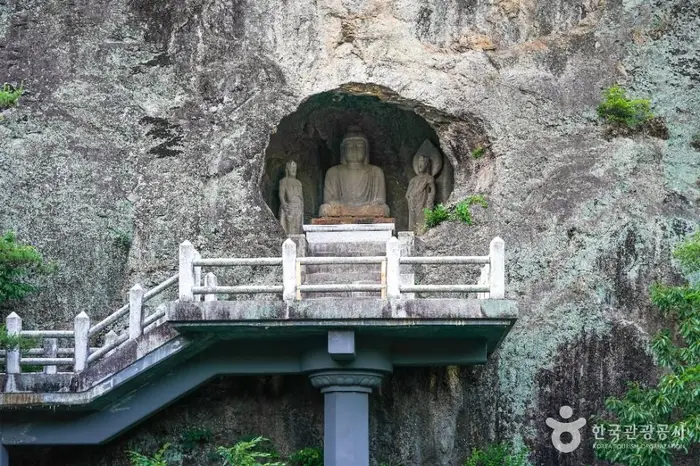군위 아미타여래삼존 석굴 · 관광지