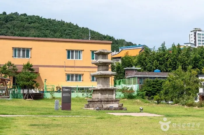 서산동문동오층석탑 및 당간지주 · 관광지