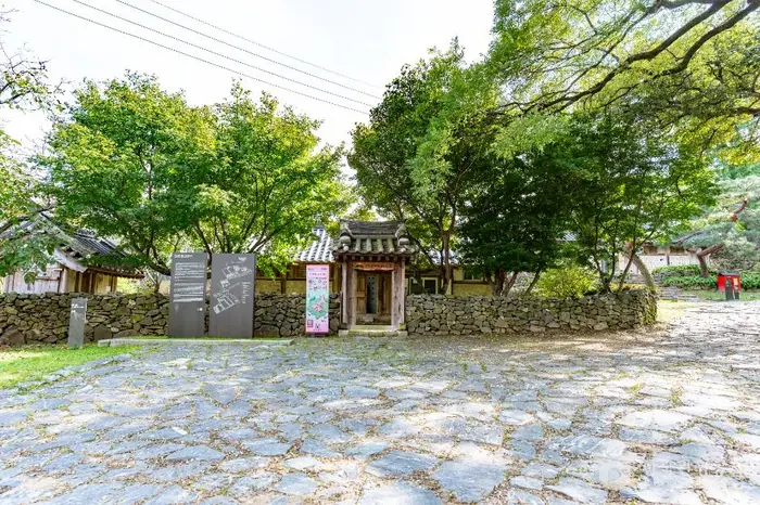 아산 맹씨 행단(맹사성 고택) · 관광지