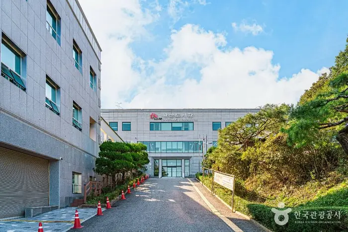 전주완산도서관 · 문화시설