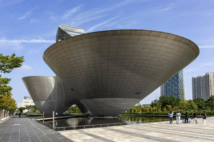 트라이보울 · 문화시설