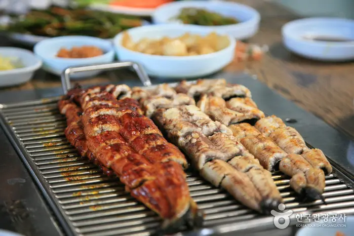 옛날돌집장어 · 음식점