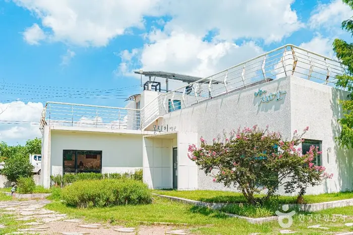 못난이미술관 · 문화시설