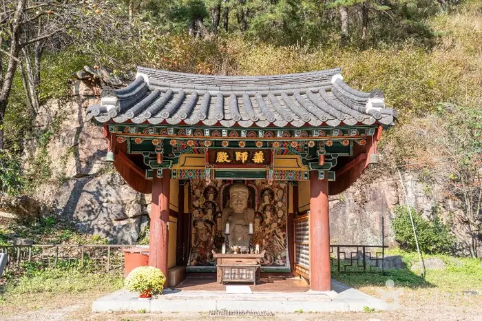 덕주사 약사여래입상 · 관광지