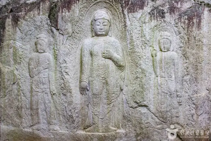 경주 율동 마애여래삼존입상 · 관광지