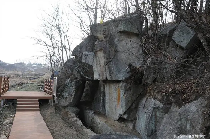 수암리 마애삼존불상 · 관광지