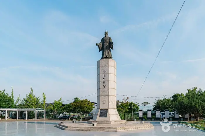광개토태왕비&동상 · 관광지