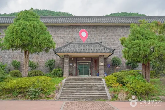 보성군립 백민미술관 · 문화시설