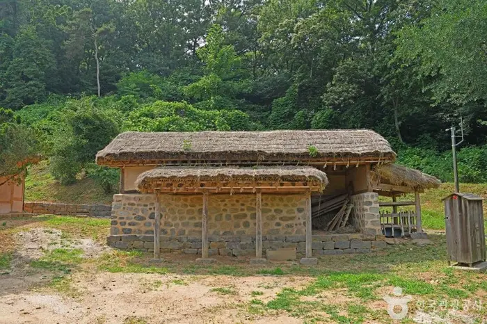 예산 오추리 고택(정동호 가옥) · 관광지