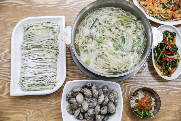 왕홍두깨연칼국수 · 음식점