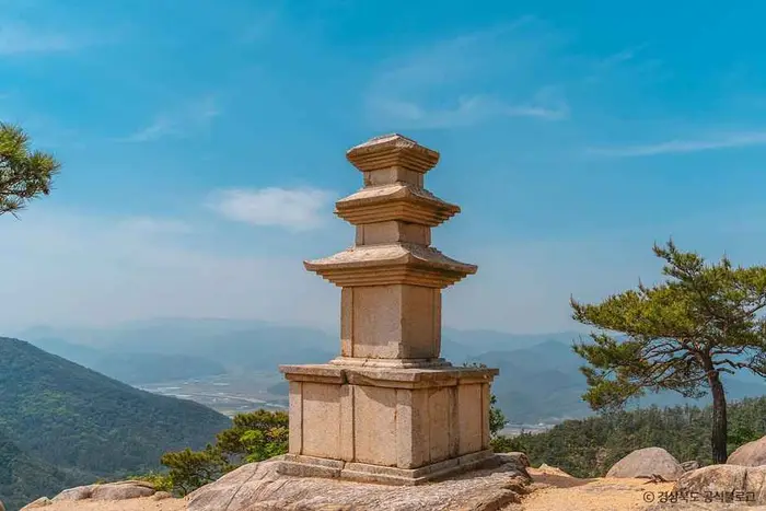 경주 남산 용장사곡 삼층석탑 · 관광지