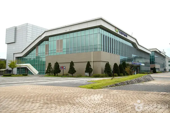 횡성군문화예술회관 · 문화시설