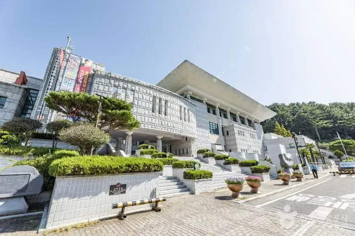 통영시 시민문화회관 · 문화시설