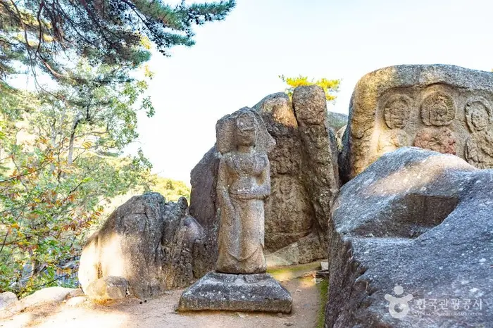 경주 남산 탑곡 마애불상군 · 관광지