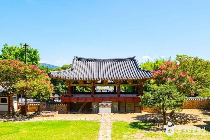 밀양향교 · 관광지