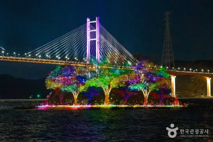귀산 개구리섬 프로젝션 맵핑 · 관광지