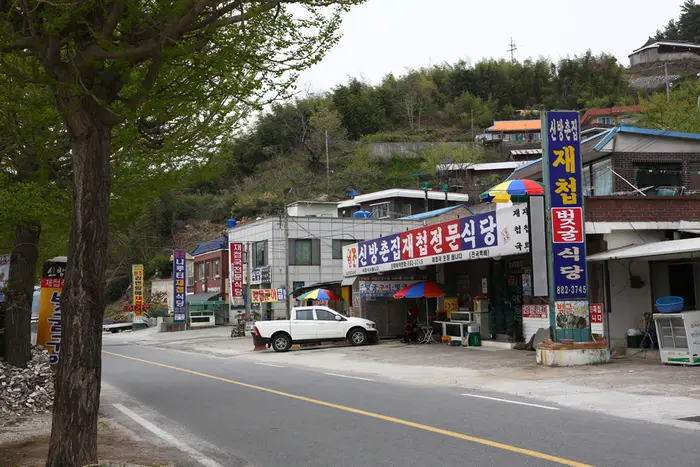 신방마을(재첩벚굴마을) · 관광지