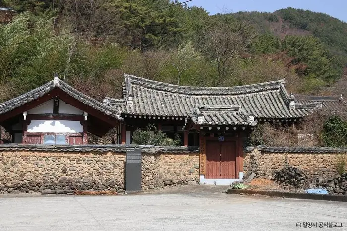 용산서원(밀양) · 관광지