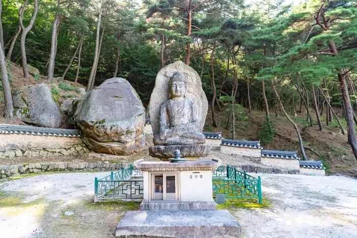 경주 남산 미륵곡 석조여래좌상 · 관광지