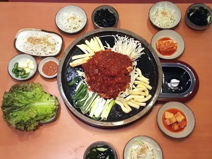 닭으로가 압구정본점 · 음식점