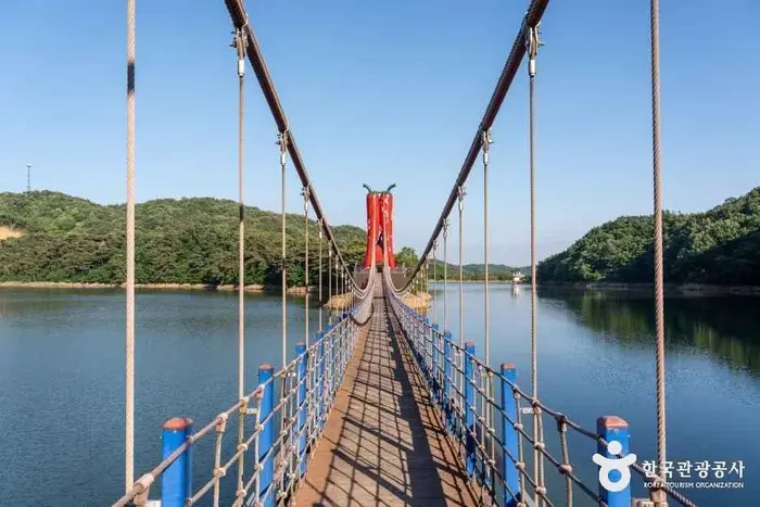 천장호 출렁다리 · 관광지