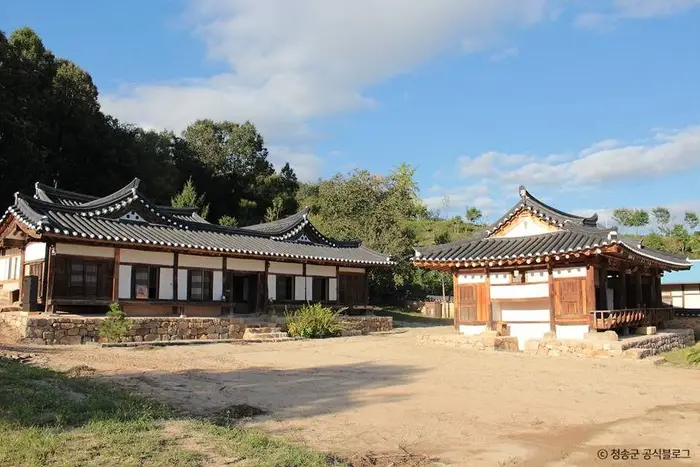 청송 평산신씨 판사공파 종택과 분가 고택 · 관광지