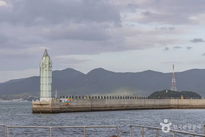 도남항 동방파제 등대 · 관광지