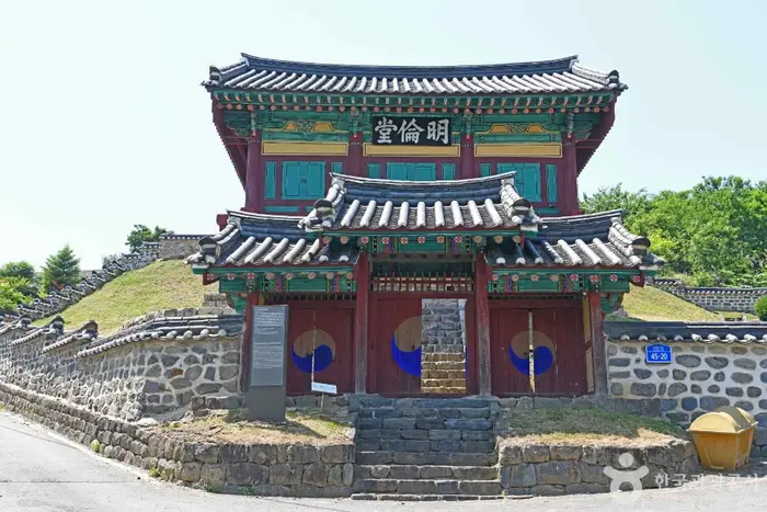 진산향교 · 관광지