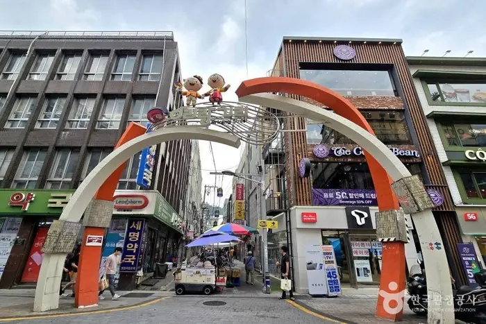 국제시장 먹자골목 · 관광지