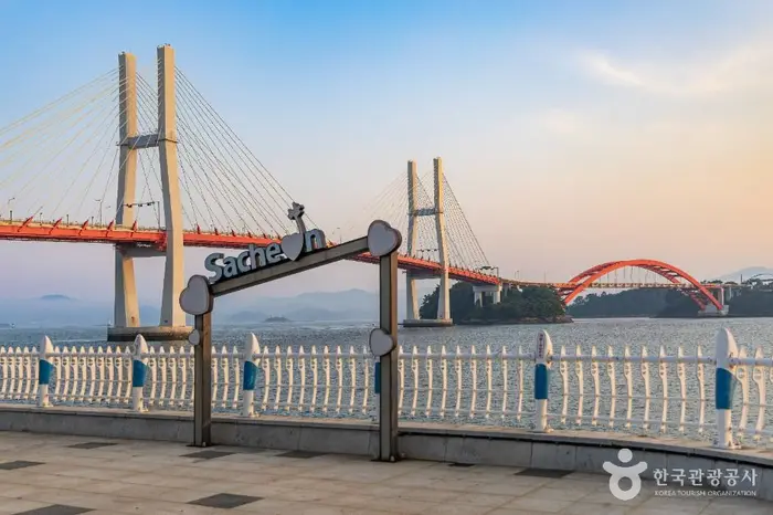 삼천포대교공원 · 관광지