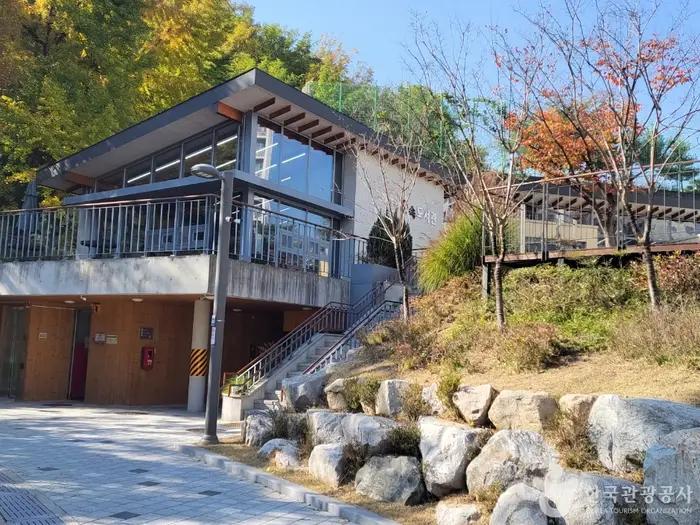 성동구립매봉산숲속도서관 · 문화시설