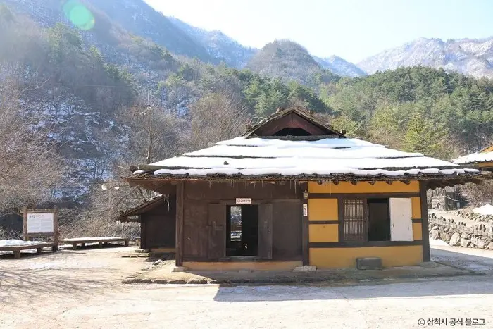삼척 신리 너와집과 민속유물 · 관광지