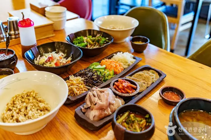 초정솔밭보리밥집카페 · 음식점