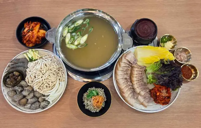삼구월고기냉면 시이월칼국수보쌈 본점 · 음식점