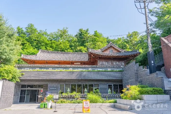 청운문학도서관 · 문화시설