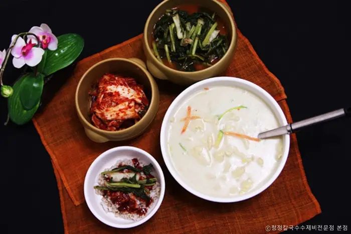 청정칼국수수제비전문점 본점 · 음식점