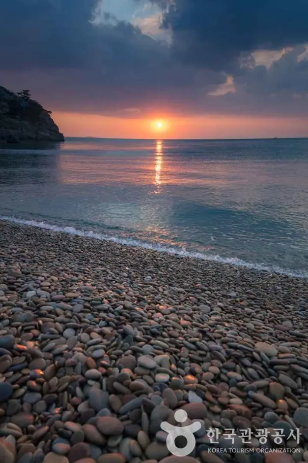 백령도 콩돌해변 · 관광지
