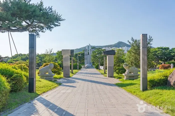 강변조각공원 · 관광지