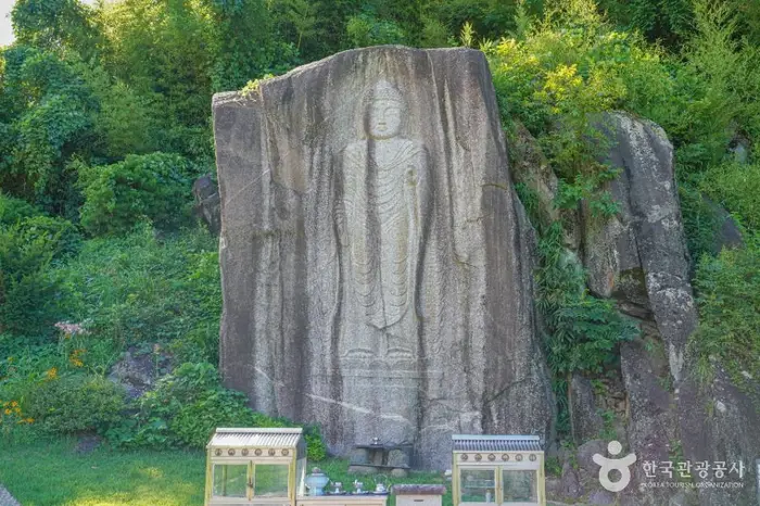 함양 덕전리 마애여래입상(덕전리 마애불상) · 관광지