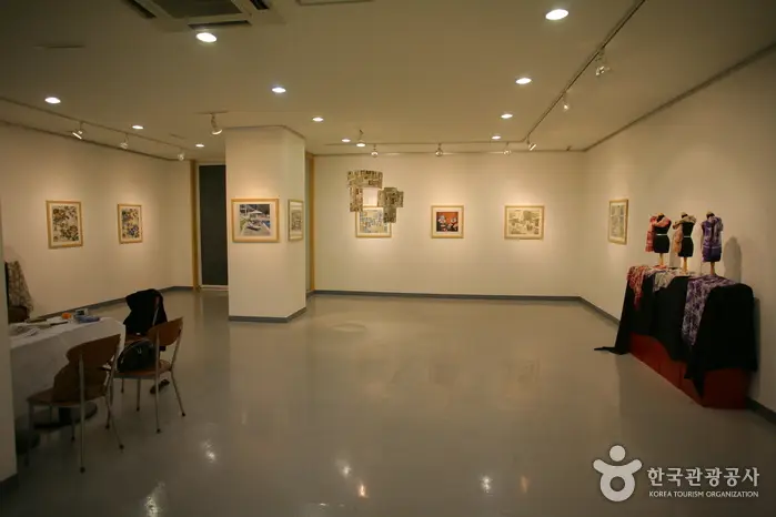 갤러리 비앤에스 · 문화시설