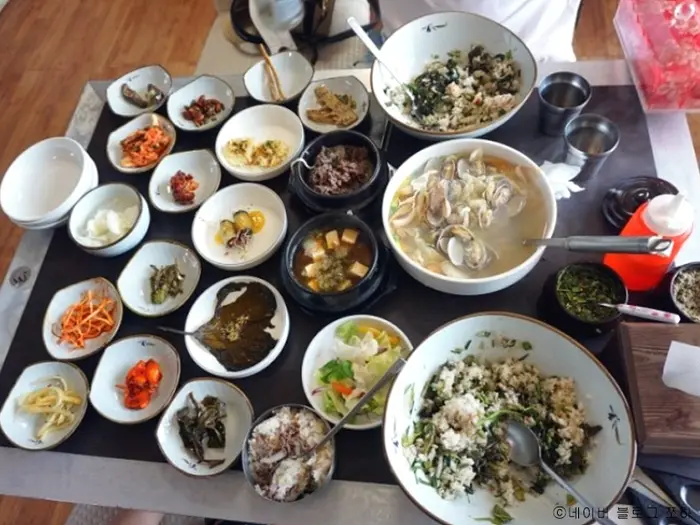 봄날 칼국수 보리밥 · 음식점