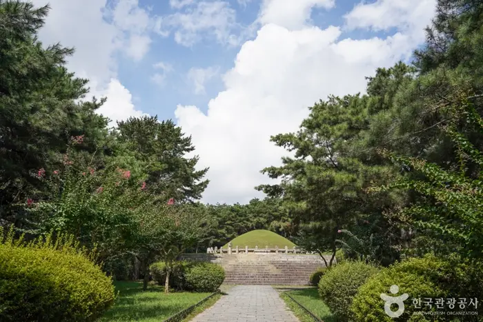 경주 김유신묘 · 관광지