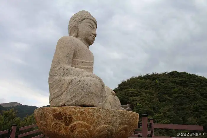 창녕 관룡사 용선대 석조여래좌상 · 관광지