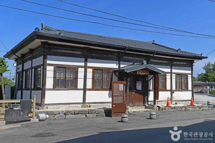 강경역사문화안내소(구 강경노동조합) · 관광지